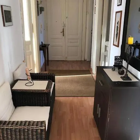 Lovely 3-bedroom In Center Of דירה *