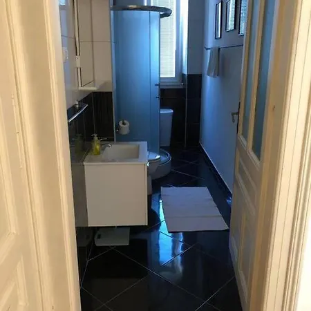 Lovely 3-bedroom In Center Of * פולה