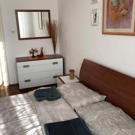 Lovely 3-bedroom In Center Of * פולה