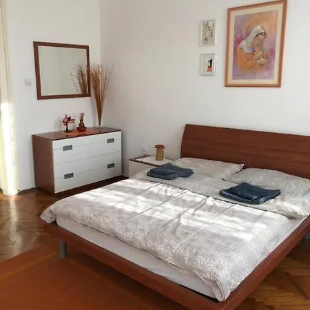 Lovely 3-bedroom In Center Of דירה *