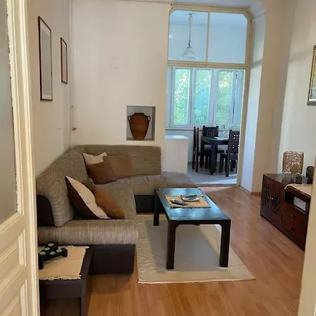 Lovely 3-bedroom In Center Of דירה