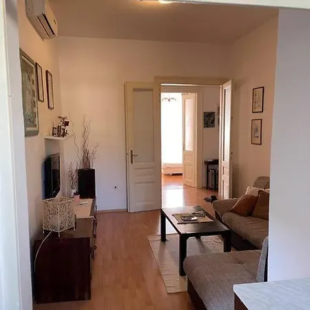Lovely 3-bedroom In Center Of דירה