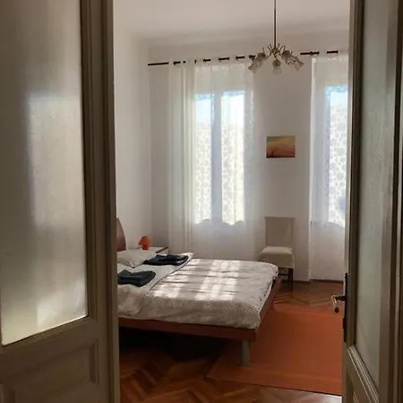 דירה Lovely 3-bedroom In Center Of *