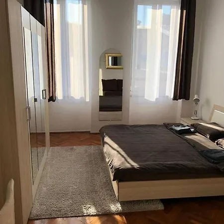 Lovely 3-bedroom In Center Of פולה