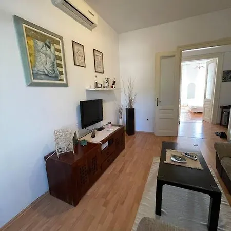 Lovely 3-bedroom In Center Of *