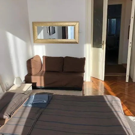 Lovely 3-bedroom In Center Of Apartmán Pula