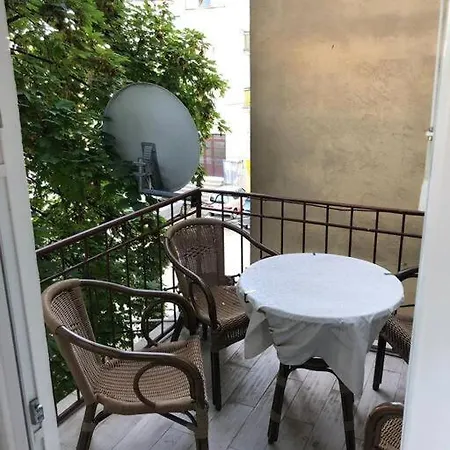 Lovely 3-bedroom In Center Of פולה
