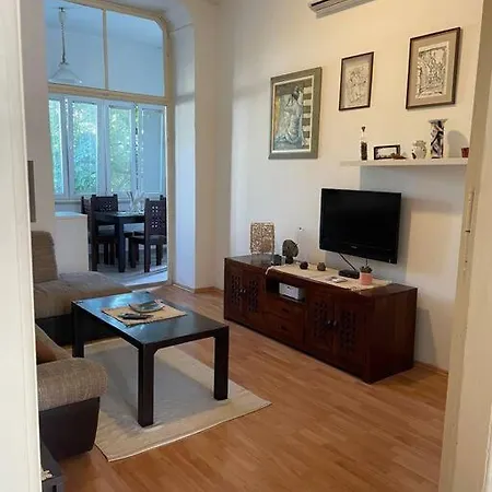 Lovely 3-bedroom In Center Of דירה פולה