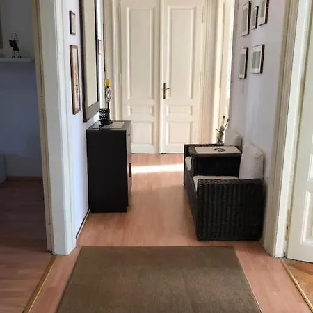 Lovely 3-bedroom In Center Of דירה *