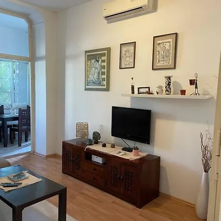דירה Lovely 3-bedroom In Center Of *