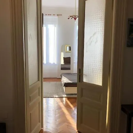 דירה Lovely 3-bedroom In Center Of *