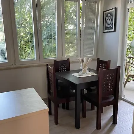 Lovely 3-bedroom In Center Of פולה