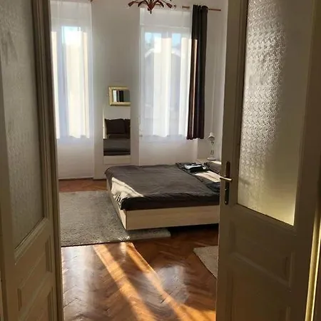 Lovely 3-bedroom In Center Of * פולה