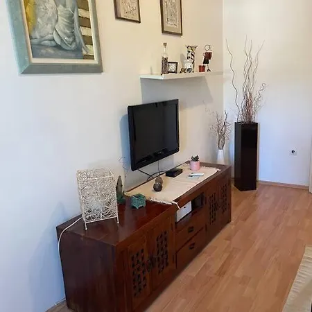 Lovely 3-bedroom In Center Of פולה